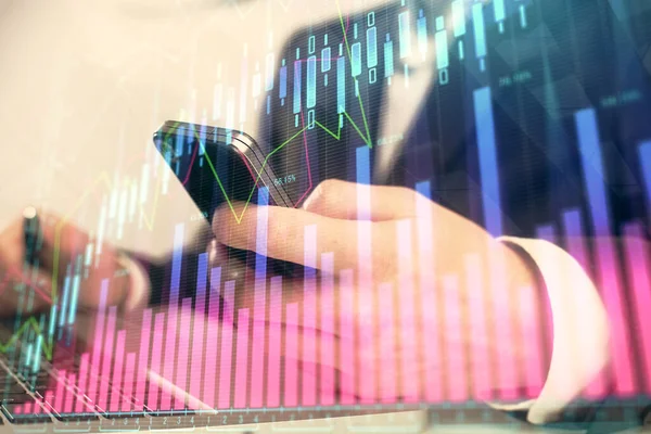 Mehrfachbelichtung von Menschenhänden, die ein digitales Telefon und eine Forex-Graphenzeichnung halten und verwenden. Finanzmarktkonzept. — Stockfoto