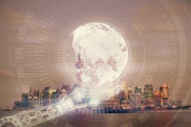 Şehir görünümünde harita ve veri temalı hologram ile gökdelenler arka planda çift pozlama. İş kavramında uluslararası teknoloji.