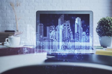 Ofisteki masaüstü bilgisayar geçmişi ve büyük kasaba binaları hologram çizimi. Çifte maruziyet. Akıllı şehir konsepti.