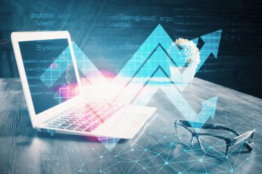 Bilgisayar masaüstünde, okların hologramını gösteriyor. Çifte maruziyet. Başarı kavramı.