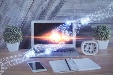 Bilgisayar ve teknoloji temalı holograma çifte maruz kalma. Serbest çalışma kavramı.