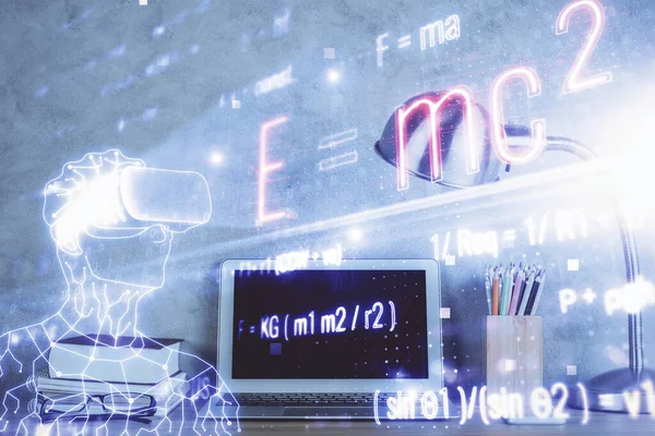 Computadora de escritorio de fondo y fórmula holograma de escritura. Doble exposición. Concepto educativo. — Foto de Stock