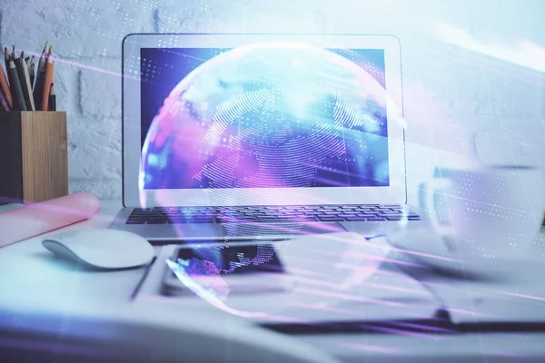 Počítač na ploše v kanceláři s technologickým hologramem. Dvojité vystavení. Technický koncept. — Stock fotografie