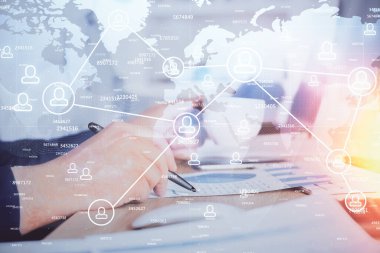 Arka planda notlarla çalışan adamlar. Sosyal ağ şeması. Karışık ortam