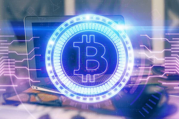 Πολλαπλή έκθεση του ολογράμματος θέμα blockchain και πίνακα με φόντο τον υπολογιστή. Έννοια του κρυπτογραφικού νομίσματος bitcoin. — Φωτογραφία Αρχείου