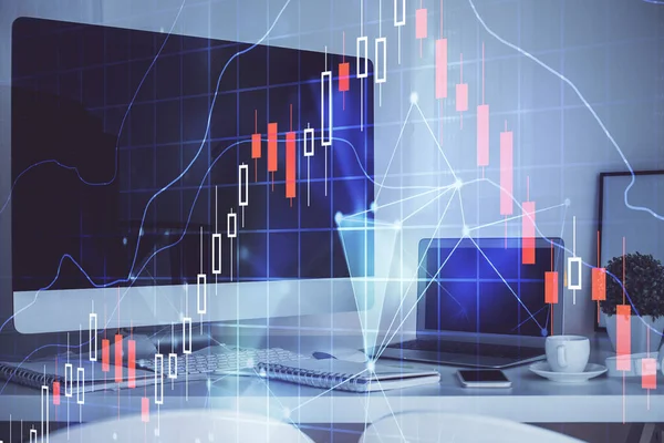 Gráfico de mercado de ações em segundo plano com mesa e computador pessoal. Dupla exposição. Conceito de análise financeira. — Fotografia de Stock