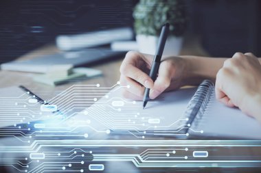 Teknoloji ve dijital kodlama kapsülleriyle arka planda notlar alan ellerin iki katına çıkarılması. Veri öğrenme kavramı.