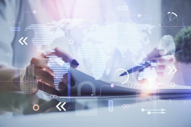 Dünya haritası hologramı ve veri tema simgeleriyle notlar alan ellerin çifte pozlanması. Uluslararası ağ verilerinin kavramı.