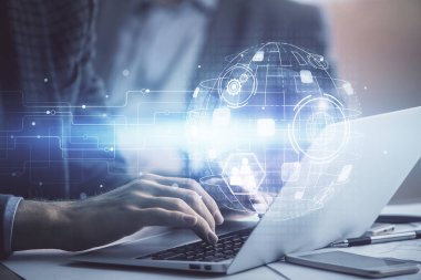 Sosyal ağ temalı hologramda iş adamı arka planda bilgisayar üzerinde çalışıyor. Dünya çapında ağ kavramı. Çift pozlama.