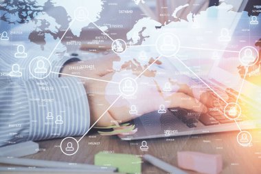 Sosyal ağ temalı hologramda iş adamı arka planda bilgisayar üzerinde çalışıyor. Dünya çapında ağ kavramı. Çoklu pozlama.