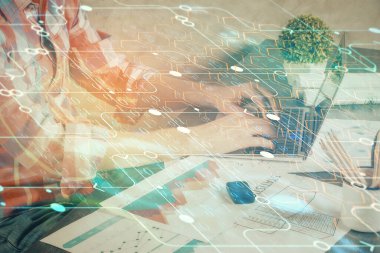 Bilgisayar geçmişi üzerinde çalışan bir adamla teknolojinin hologramına çifte maruz kalma. Büyük veri kavramı.