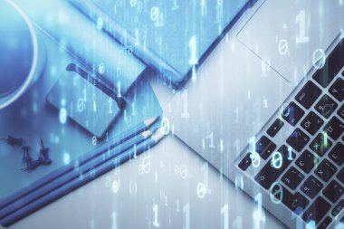 Bilgisayarlı çalışma masası arkaplanının üst görüntüsü üzerinde hologram çizimi yapılan çok sayıdaki veriye maruz kalma. Teknoloji kavramı.