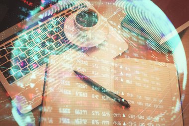 Masaüstü arkaplanındaki bilgisayarın üzerinde iş temalı hologram çizimleri. Üst Manzara. Çoklu maruz kalma. Uluslararası bağlantılar kavramı.