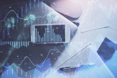 Forx grafik hologramının telefonlu masaüstü üzerinde çoklu pozlandırılması. Üst Manzara. Mobil ticaret platformu kavramı.