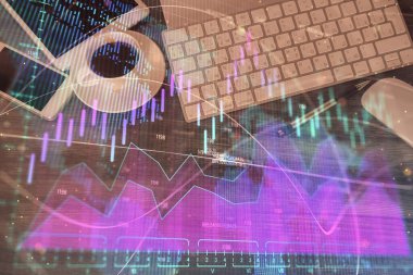 Masaüstünde telefonlu ön x grafik hologramına çift pozlama. Üst Manzara. Mobil ticaret platformu kavramı.