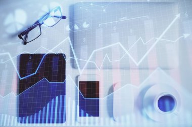 Masaüstünde telefonlu ön x grafik hologramına çift pozlama. Üst Manzara. Mobil ticaret platformu kavramı.