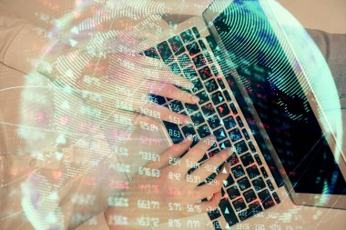 Bilgisayar ve finansal temalı hologram çizimleri üzerinde çalışan kadın elleri çift pozlama. Üst Manzara. İş konsepti.
