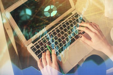 Bilgisayar ve ön x çizim hologramı üzerinde çalışan kadın elleri çift pozlama. Üst Manzara. Mali analiz kavramı.