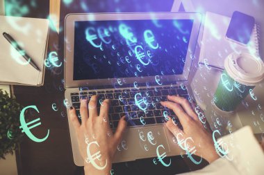 Bilgisayarda ve ön x grafik hologram çiziminde kadın eli yazarken çift pozlama. Borsa yatırım kavramı.