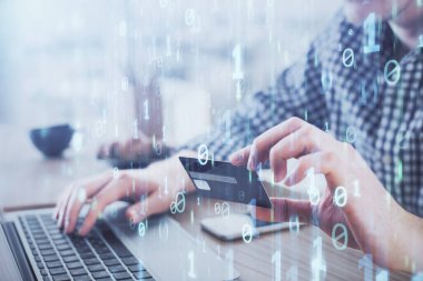 Elinde kredi kartı ve veri teması çizimi olan bir adamın ellerine iki kez maruz kalmış. E-ticaret ve teknoloji kavramı.
