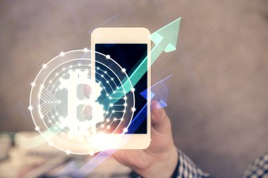 Erkeklerin el ele tutuşmalarının ve telefon ve kripto para birimi engelleme teması çiziminin iki kez görüntülenmesi.