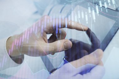 Bir adamın el ele tutuşup, telefon ve finansal çizim kullanırken birden fazla pozlama. Pazar analizi kavramı.