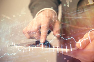 Bir adamın el ele tutuşup, telefon ve finansal çizim kullanırken birden fazla pozlama. Pazar analizi kavramı.