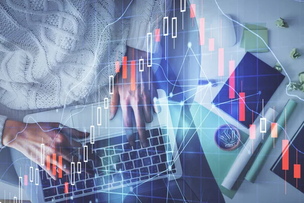 Multi eksponering af kvindelige hænder arbejder på computer og forex diagram hologram tegning. Top View. Finansiel analyse koncept. - Stock-foto