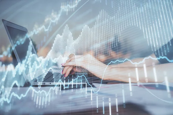 コンピュータと外国為替チャートのホログラム図面に入力するビジネス女性の手の二重露出。金融分析の考え方. — ストック写真