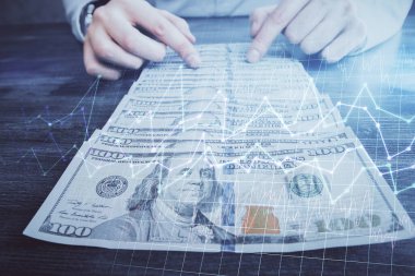 Forx grafiği, hologram, Amerikan dolarları ve insan eli çizimleri. Teknik Analiz kavramı.