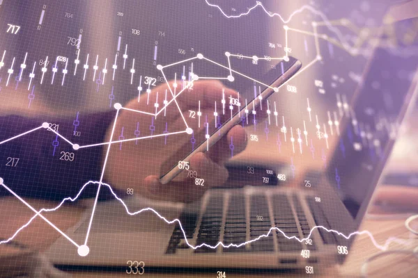 Doppia esposizione di mani di uomo in possesso e utilizzando un disegno grafico telefonico e finanziario. Concetto di analisi. — Foto Stock