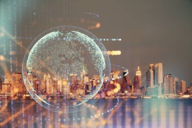 Şehir görünümünde harita ve veri temalı hologram ile gökdelenler arka planda çift pozlama. İş kavramında uluslararası teknoloji.