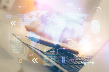 Bilgisayar ve dünya haritası hologramıyla masaüstü çifte pozlama. Uluslararası veri ağı kavramı.