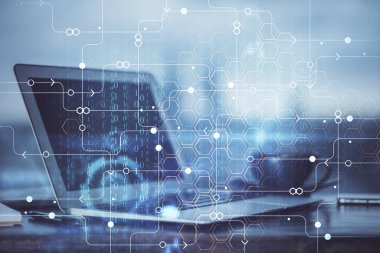 Masaüstü bilgisayarı ve teknoloji temalı holograma çift pozlama. Yazılım geliştirme kavramı.