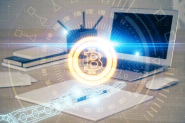 Blockchain temalı holograma ve bilgisayar arkaplanlı masaya çoklu maruz kalma. Bitcoin şifreleme para birimi kavramı.