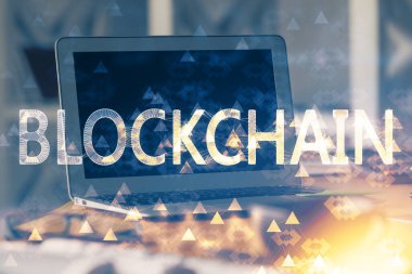 Blockchain temalı holograma ve bilgisayar arkaplanlı masaya çoklu maruz kalma. Bitcoin şifreleme para birimi kavramı.