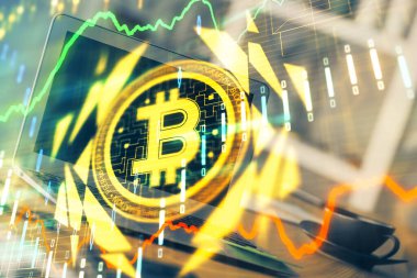 Blockchain temalı holograma ve bilgisayar arkaplanlı masaya çoklu maruz kalma. Bitcoin şifreleme para birimi kavramı.