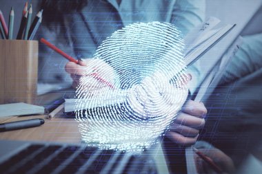 Mavi parmak izi hologramı, arka plan notları alan kadınların elleri üzerinde. Korunma kavramı. Çift pozlama