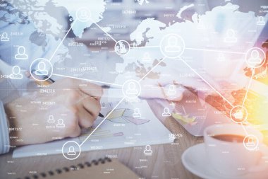 Sosyal ağ temalı hologramda iş adamı arka planda bilgisayar üzerinde çalışıyor. Dünya çapında ağ kavramı. Çoklu pozlama.