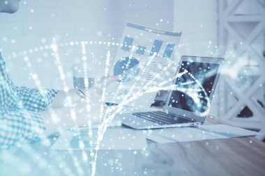 DNA hologramı ve iş adamı arka planda bilgisayar üzerinde çalışıyor. Biyomühendislik kavramı. Çift pozlama.