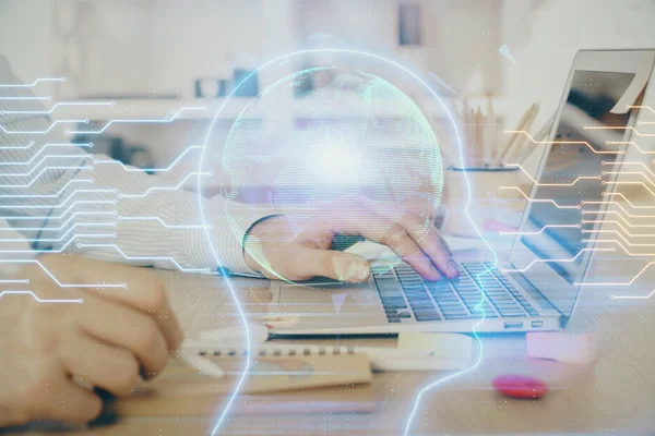 Hombre escribiendo en el fondo del teclado con holograma cerebral. Concepto de big data. Doble exposición. — Foto de Stock