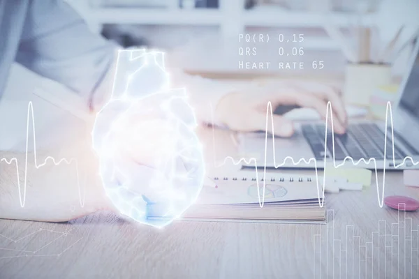 Herzzeichnung mit einem Mann, der im Hintergrund am Computer arbeitet. Medizinisches Konzept. Doppelbelastung. — Stockfoto