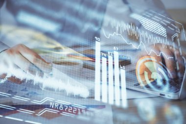 Teknoloji temalı hologramda arka planda çalışan bir adam var. Yüksek teknoloji konsepti. Çoklu pozlama.