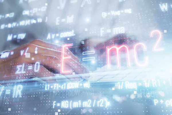 バックグラウンドでコンピュータに取り組んでいる男と科学式のホログラム。教育の概念。二重露光. — ストック写真