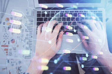 Erkeklerin ellerinin bilgisayar klavyesini ve dünya haritası hologramını yazarken çoklu pozlama. Üst Manzara. Teknoloji konsepti.