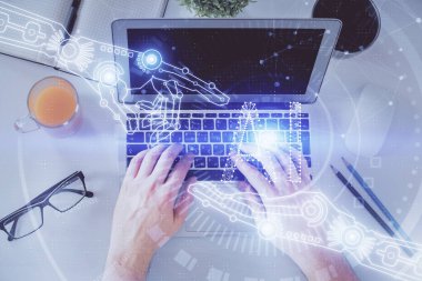 Erkeklerin ellerinin bilgisayar klavyesini ve veri temalı hologram çizimini yazarken çoklu pozlama. Üst Manzara. Teknoloji konsepti.