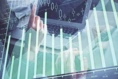 Kadın ve erkeğin birlikte çalıştığı çifte pozlama ve ön plan hologramı. İş konsepti. Bilgisayar arkaplanı.