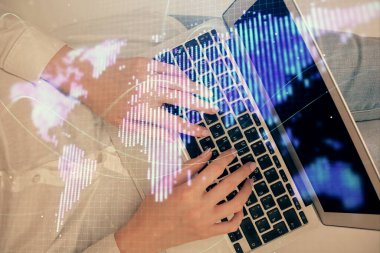 Bilgisayar ve finansal temalı hologram çizimleri üzerinde çalışan kadın elleri çift pozlama. Üst Manzara. İş konsepti.