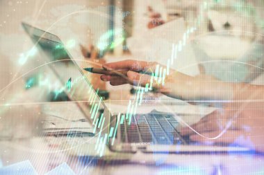 Bilgisayarda ve finansal grafik hologramında yazı yazan kadın ellerine çoklu maruz kalma. Borsa analizi kavramı.