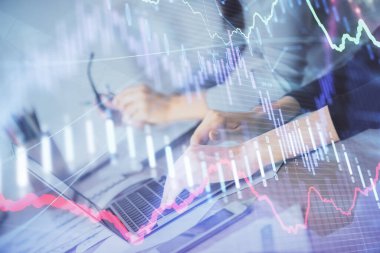 Bilgisayarda ve finansal grafik hologramında yazı yazan kadın ellerine çok maruz kalmış. Borsa analizi kavramı.